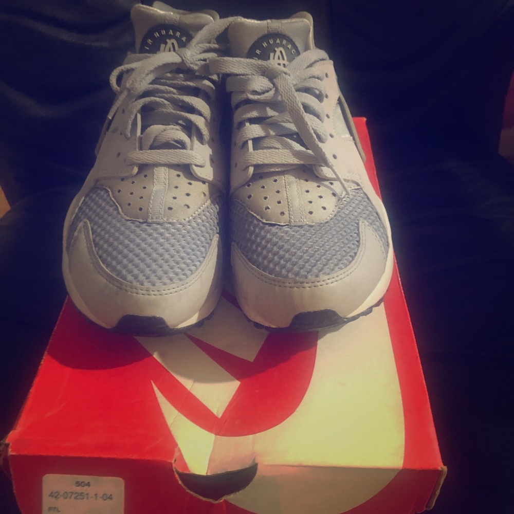 Nike air huaraches size 7.5 (US men’s)